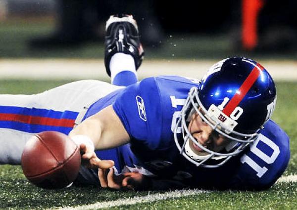 eli-manning-fumble.jpg