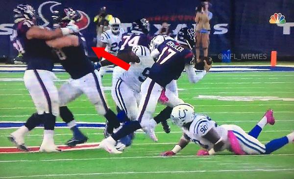 texans-players-block-each-other.jpg
