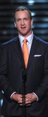 Peyton Manning énekel